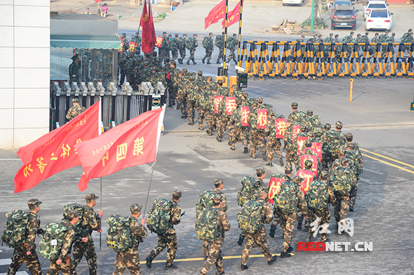 武警湖南总队直属支队开展冬季野营拉练（组图）